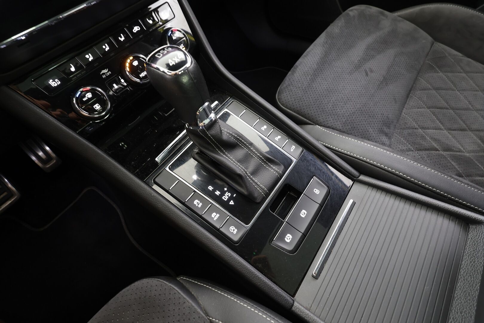 Skoda Superb 2019 2,0 TSI 4x4 SportLine DSG Autom. - | Lasikattoluukku | Canton | Webasto | Koukku | ACC | Xenon | P.Kamera | Muistipenkki | Katveavustin | Navi | Kaistavahti | Keyless | Suomi-auto | 