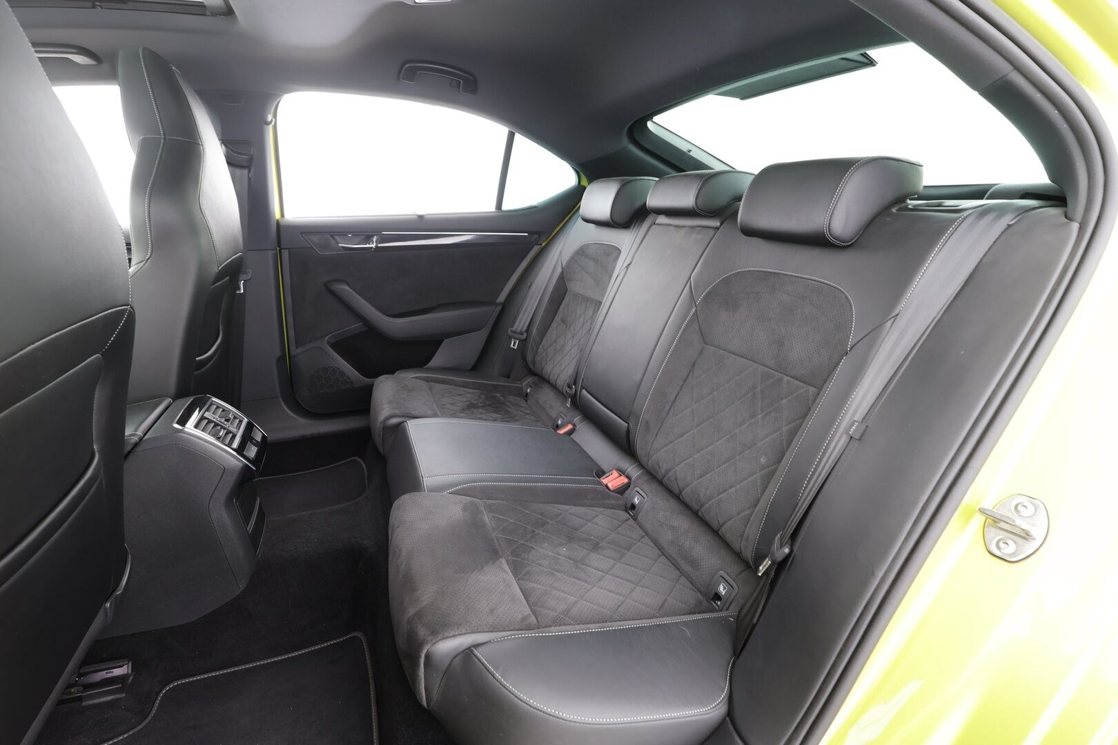 Skoda Superb 2019 2,0 TSI 4x4 SportLine DSG Autom. - | Lasikattoluukku | Canton | Webasto | Koukku | ACC | Xenon | P.Kamera | Muistipenkki | Katveavustin | Navi | Kaistavahti | Keyless | Suomi-auto | 