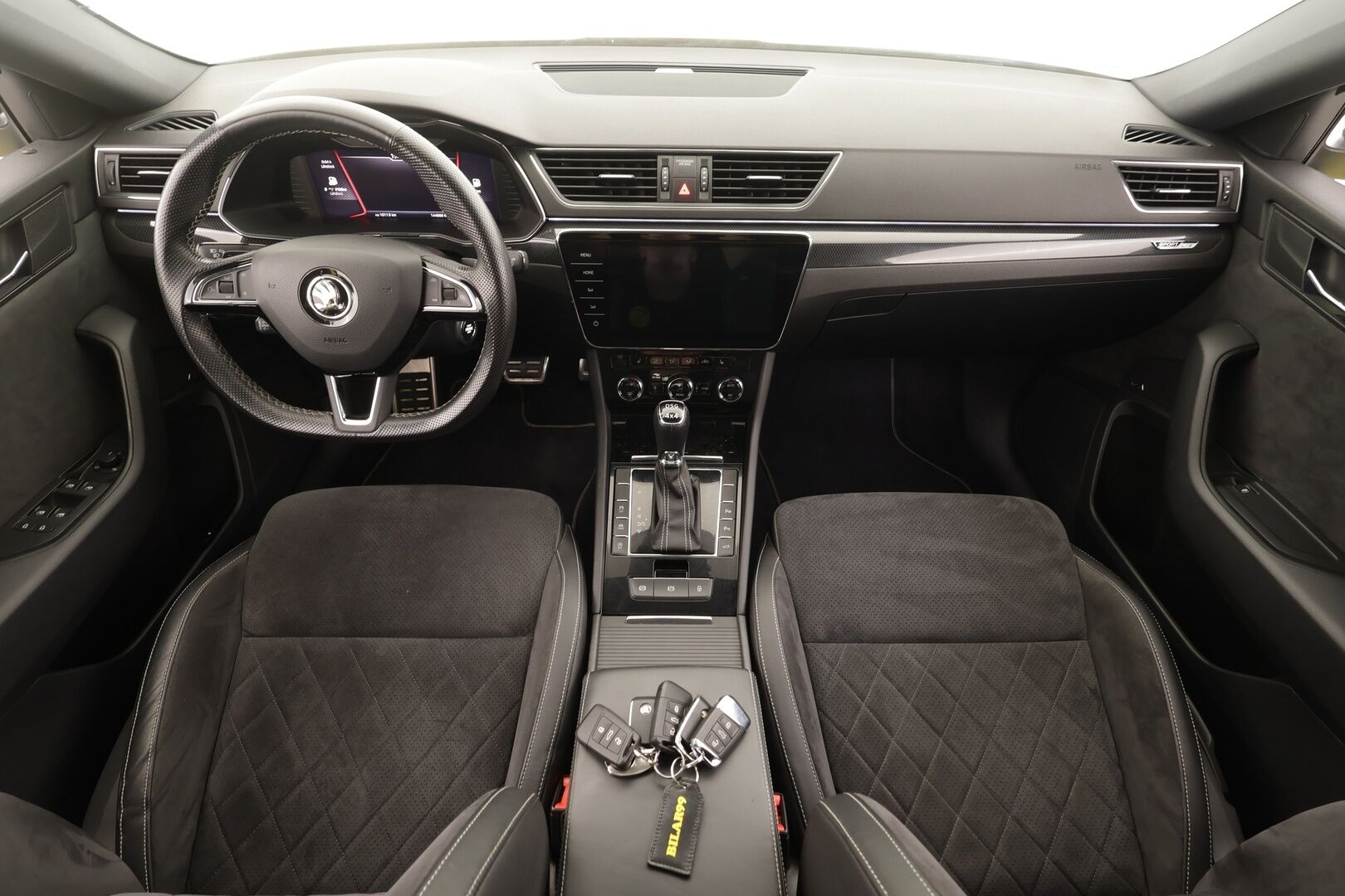 Skoda Superb 2019 2,0 TSI 4x4 SportLine DSG Autom. - | Lasikattoluukku | Canton | Webasto | Koukku | ACC | Xenon | P.Kamera | Muistipenkki | Katveavustin | Navi | Kaistavahti | Keyless | Suomi-auto | 