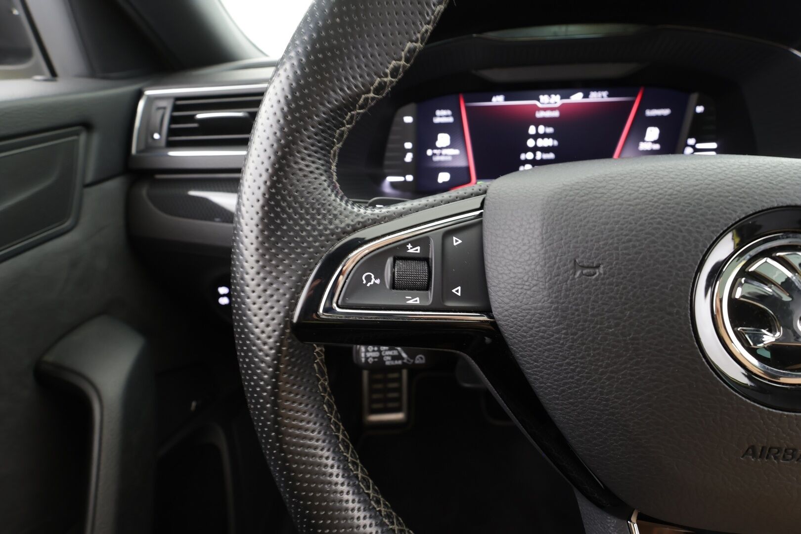 Skoda Superb 2019 2,0 TSI 4x4 SportLine DSG Autom. - | Lasikattoluukku | Canton | Webasto | Koukku | ACC | Xenon | P.Kamera | Muistipenkki | Katveavustin | Navi | Kaistavahti | Keyless | Suomi-auto | 
