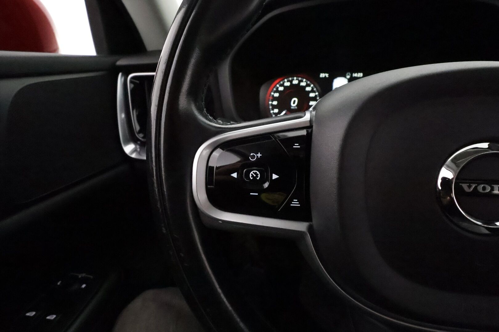 Volvo V60 Cross Country 2019 D4 AWD aut **Webasto / Adapt.Vakkari / Full-LED / P.kamera / Sporttipenkki Muistilla / Navi / Kaistavahti / Keyless** - Suomi-auto / Kahdet Renkaat