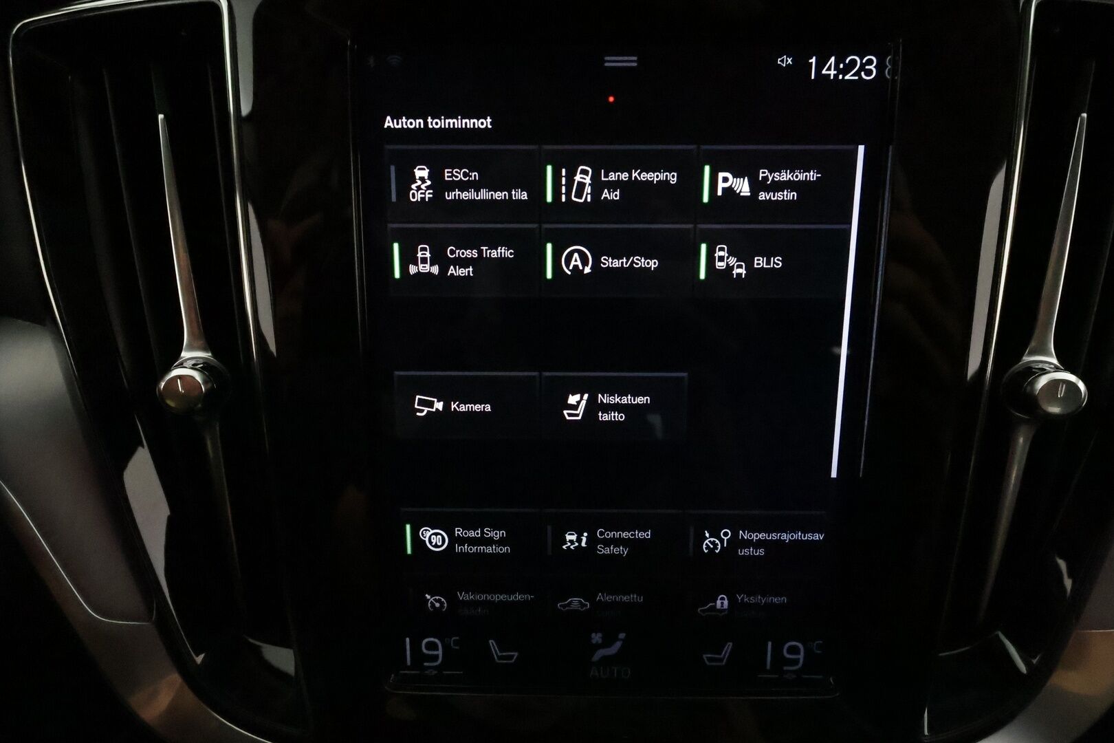 Volvo V60 Cross Country 2019 D4 AWD aut **Webasto / Adapt.Vakkari / Full-LED / P.kamera / Sporttipenkki Muistilla / Navi / Kaistavahti / Keyless** - Suomi-auto / Kahdet Renkaat