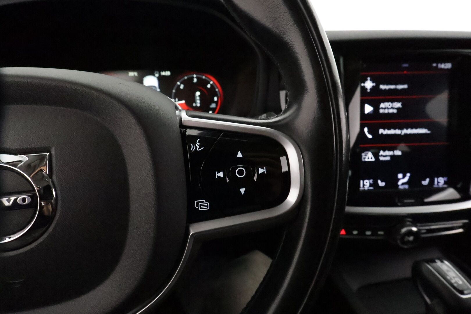 Volvo V60 Cross Country 2019 D4 AWD aut **Webasto / Adapt.Vakkari / Full-LED / P.kamera / Sporttipenkki Muistilla / Navi / Kaistavahti / Keyless** - Suomi-auto / Kahdet Renkaat