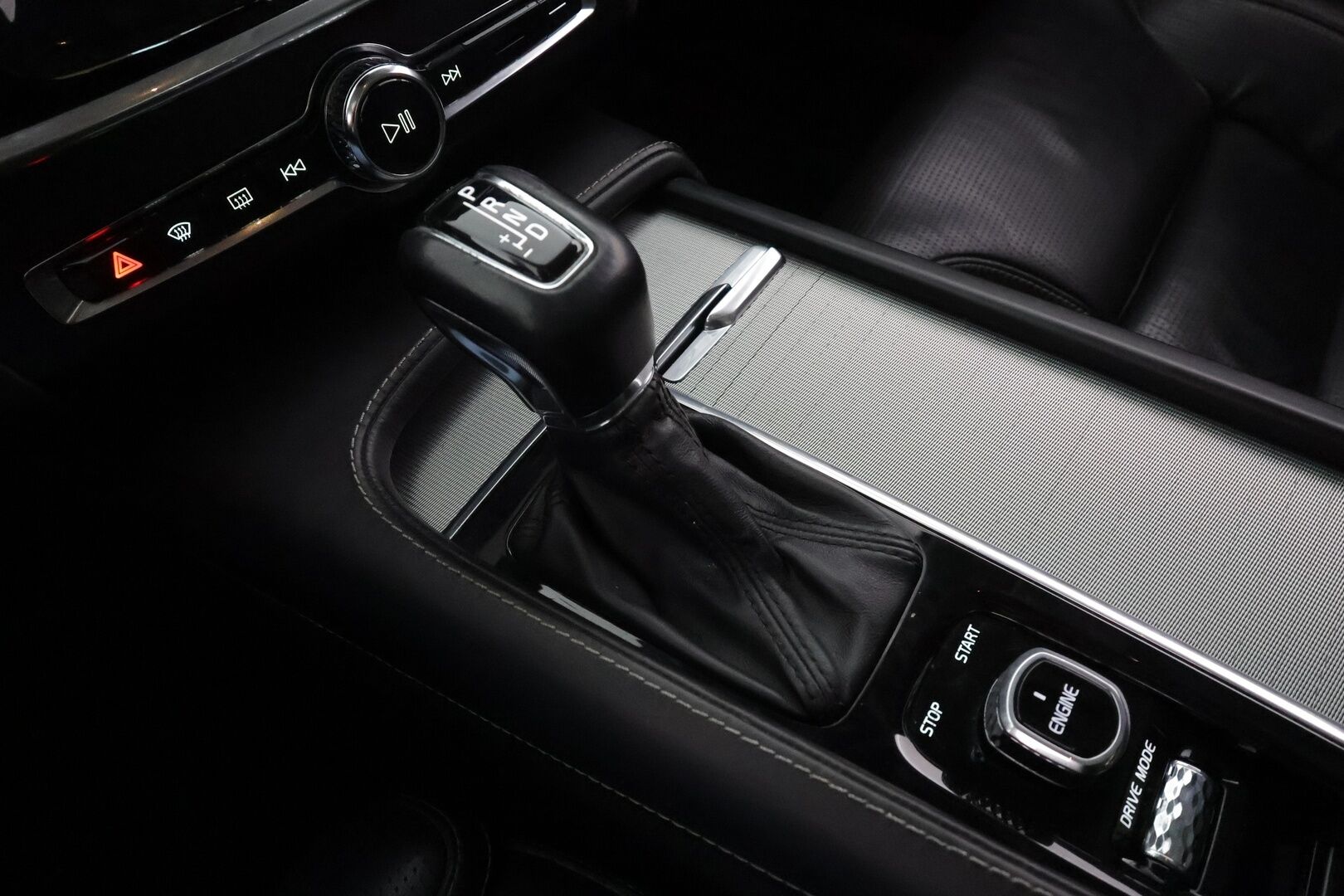 Volvo V90 2017 D5 AWD Inscription aut * ACC / Webasto / Koukku / HUD / Ilmastoidut muistipenkit / Panorama * - Kahdet Renkaat