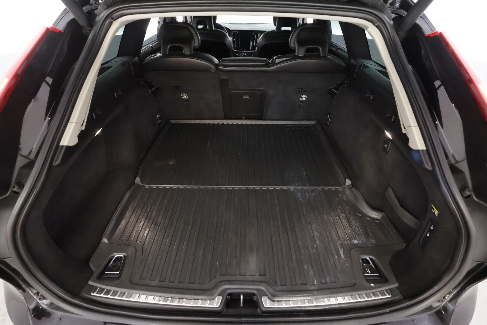 Volvo V90 2017 D5 AWD Inscription aut * ACC / Webasto / Koukku / HUD / Ilmastoidut muistipenkit / Panorama * - Kahdet Renkaat