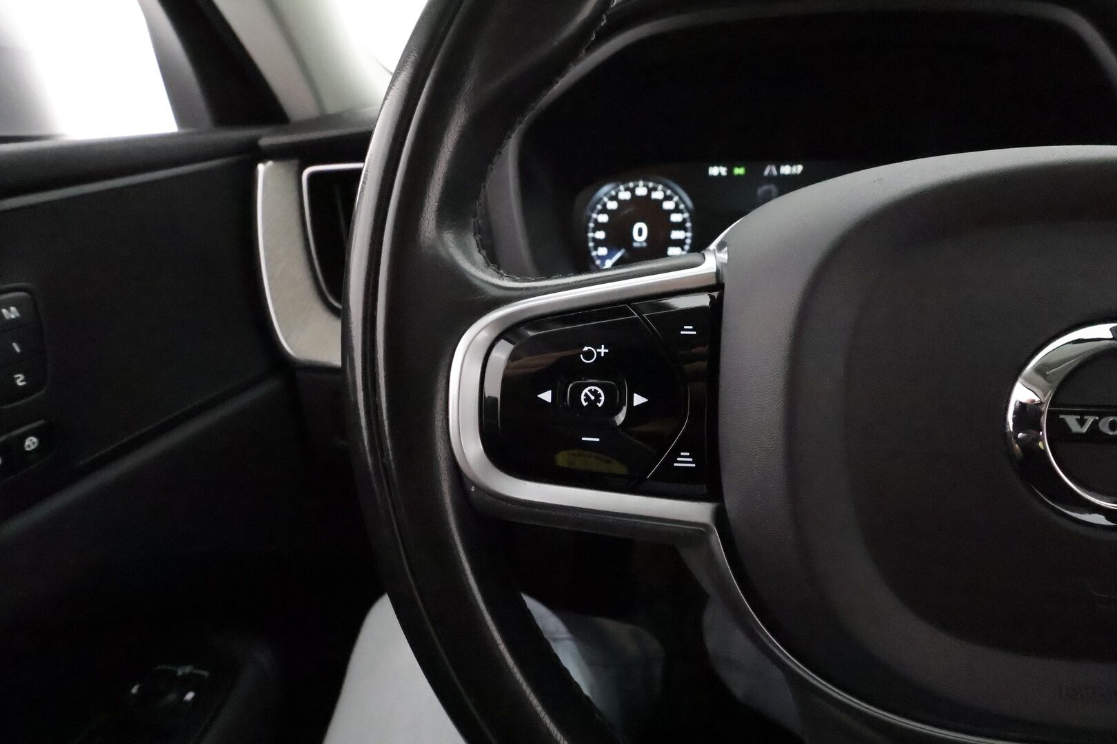 Volvo XC60 2019 T8 AWD Inscription aut **Panorama / Adapt.vakkari / Pa-lämmitin / Koukku / Full LED / Muistipenkki / Keyless / P.kamera** - 3,99 % KORKOTARJOUS TÄHÄN AUTOON - Suomi-auto / Merkkihuollettu 