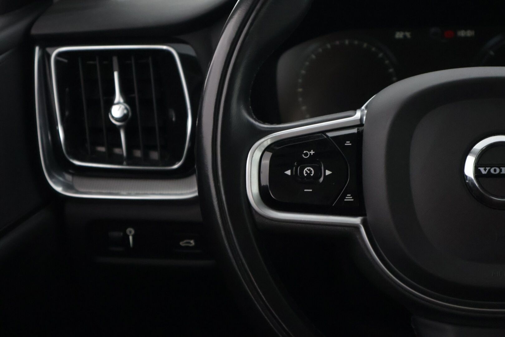 Volvo V60 2019 D3 AWD Business Inscription aut * ACC / Pilot Assist / Lisälämmitin ajastimella / Nahkasisusta / Muistipenkki / ALV. / -  Oikein siisti Alvillinen INSCRIPTION, merkkihuollettu yksilö. Jakopää tehty viime huollossa 5/25!