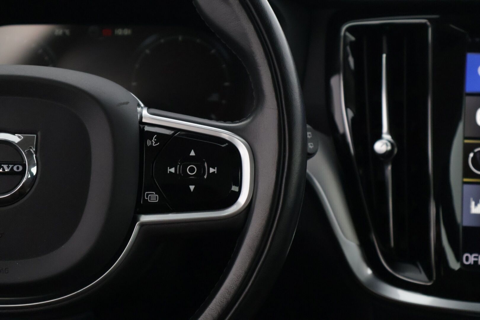 Volvo V60 2019 D3 AWD Business Inscription aut * ACC / Pilot Assist / Lisälämmitin ajastimella / Nahkasisusta / Muistipenkki / ALV. / -  Oikein siisti Alvillinen INSCRIPTION, merkkihuollettu yksilö. Jakopää tehty viime huollossa 5/25!
