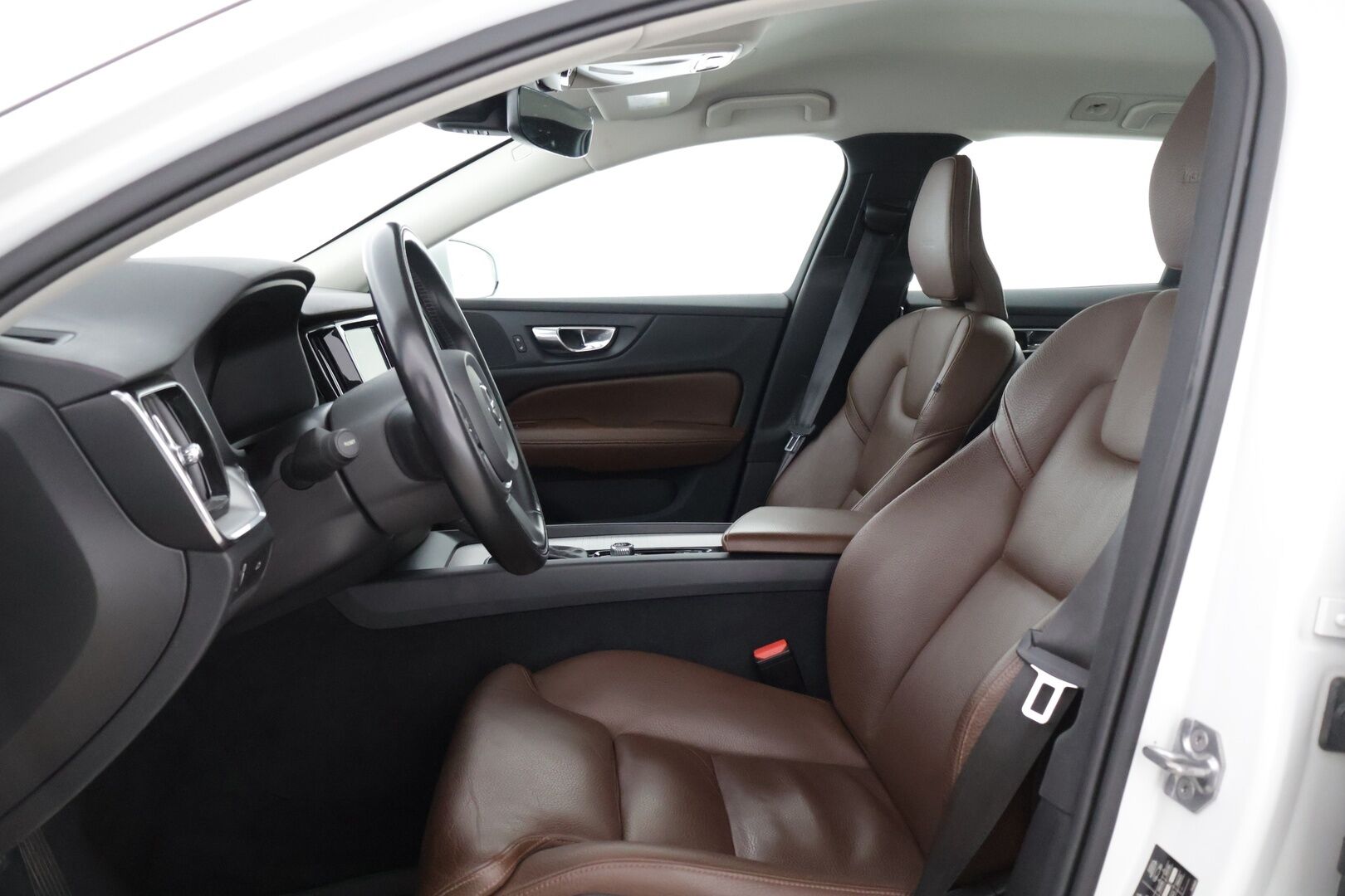 Volvo V60 2019 D3 AWD Business Inscription aut * ACC / Pilot Assist / Lisälämmitin ajastimella / Nahkasisusta / Muistipenkki / ALV. / -  Oikein siisti Alvillinen INSCRIPTION, merkkihuollettu yksilö. Jakopää tehty viime huollossa 5/25!
