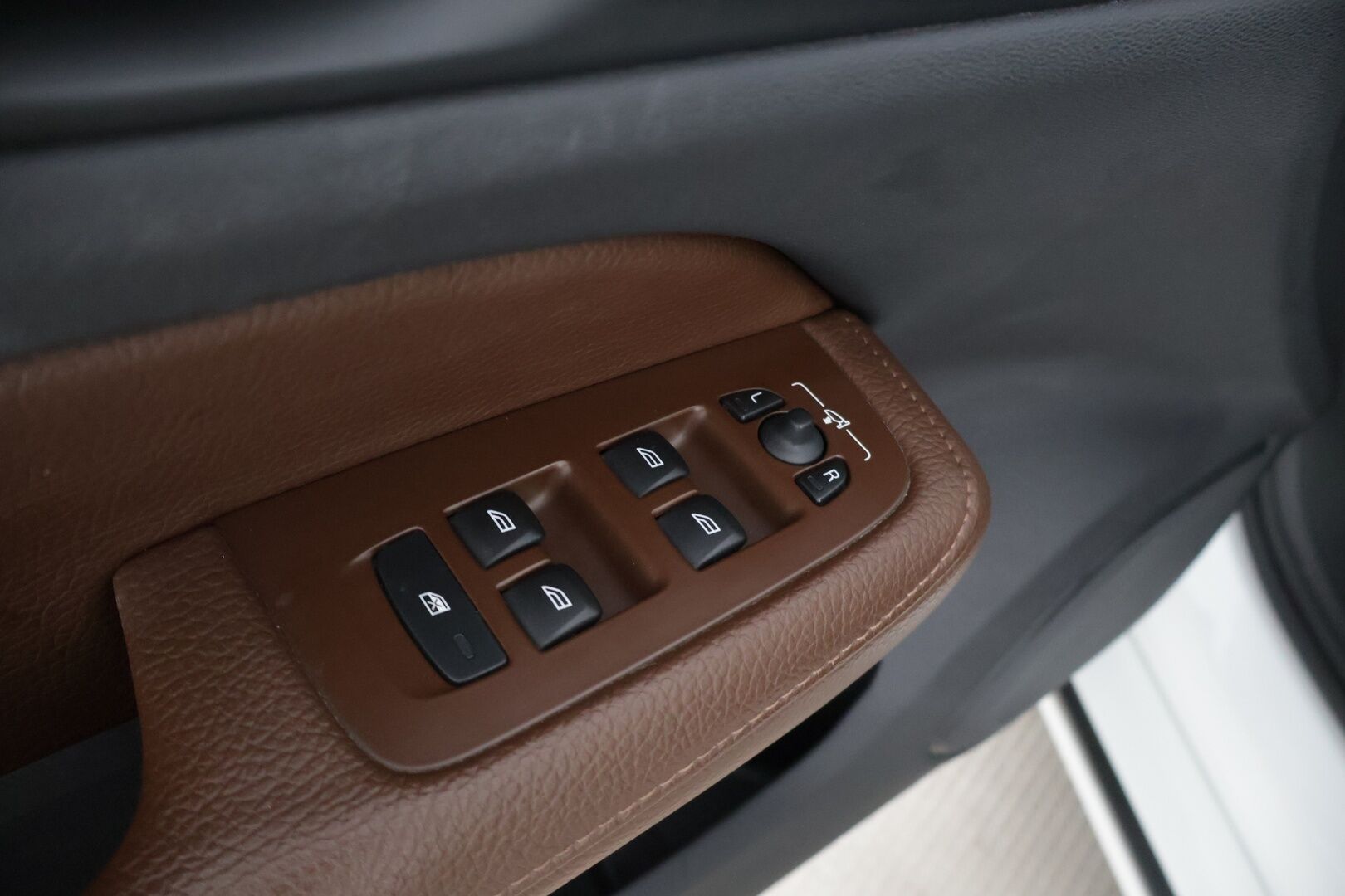 Volvo V60 2019 D3 AWD Business Inscription aut * Alvillinen / Adapt. Vakkari / Webasto / Nahkasisusta / Muistipenkki / * - Oikein siisti neliveto, ALV. INSCRIPTION, merkkihuollettu yksilö. Jakopää tehty viime huollossa 5/25!