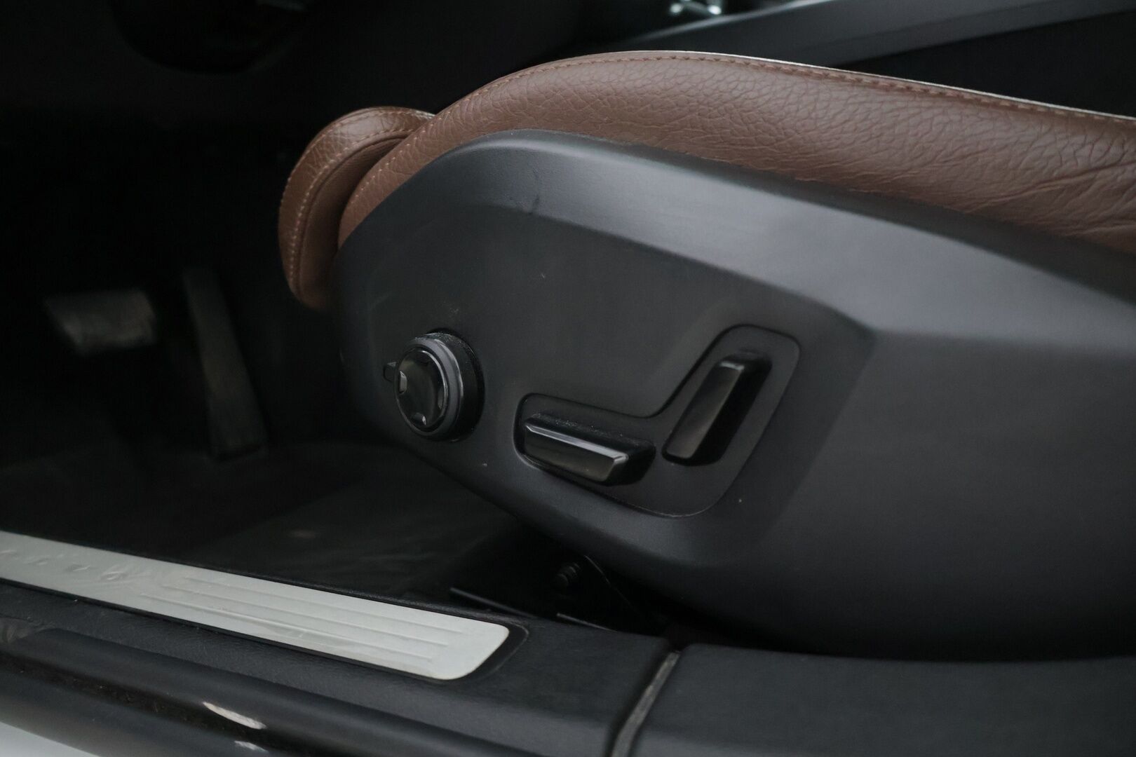 Volvo V60 2019 D3 AWD Business Inscription aut * Alvillinen / Adapt. Vakkari / Webasto / Nahkasisusta / Muistipenkki / * - Oikein siisti neliveto, ALV. INSCRIPTION, merkkihuollettu yksilö. Jakopää tehty viime huollossa 5/25!