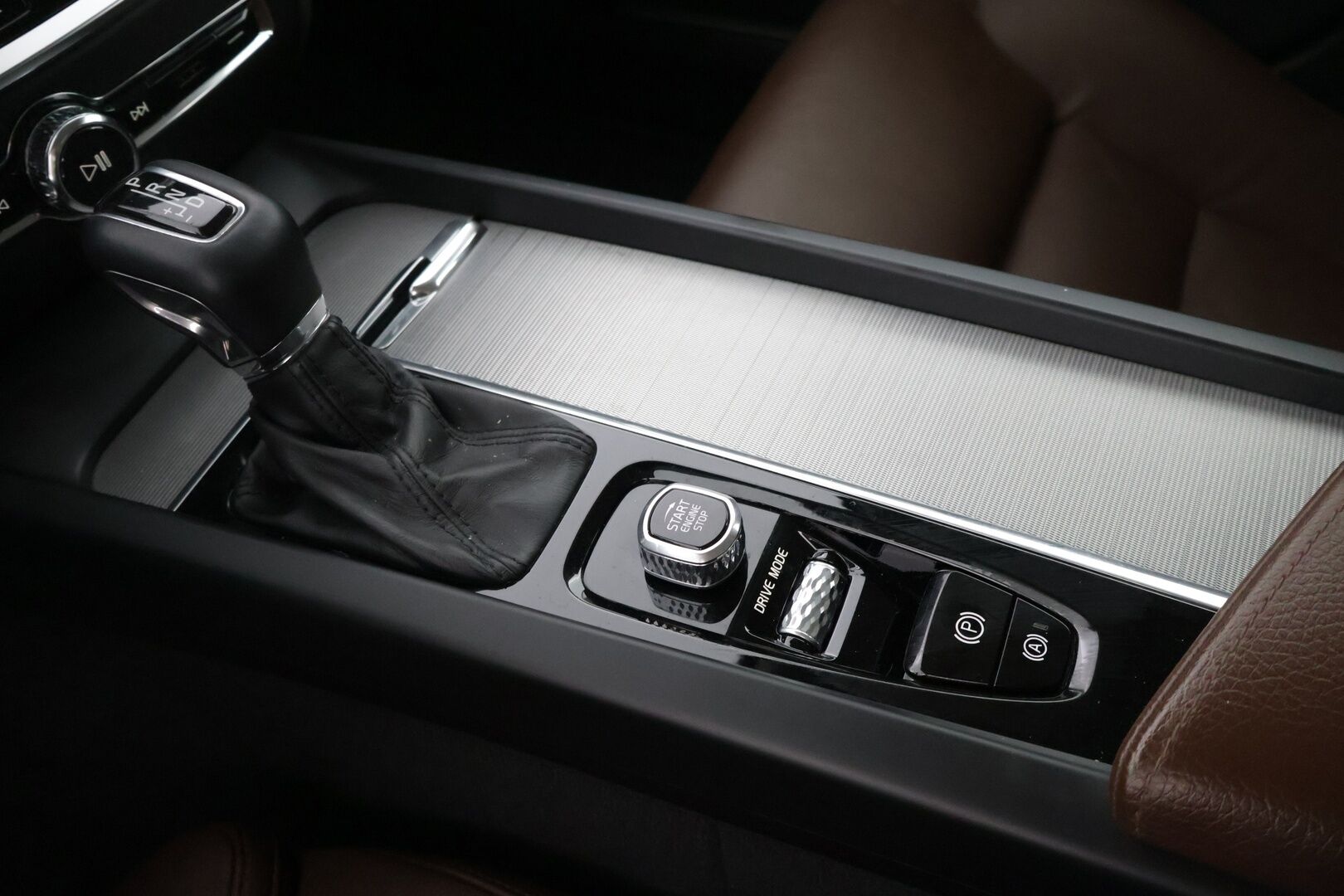 Volvo V60 2019 D3 AWD Business Inscription aut * ACC / Pilot Assist / Lisälämmitin ajastimella / Nahkasisusta / Muistipenkki / ALV. / -  Oikein siisti Alvillinen INSCRIPTION, merkkihuollettu yksilö. Jakopää tehty viime huollossa 5/25!