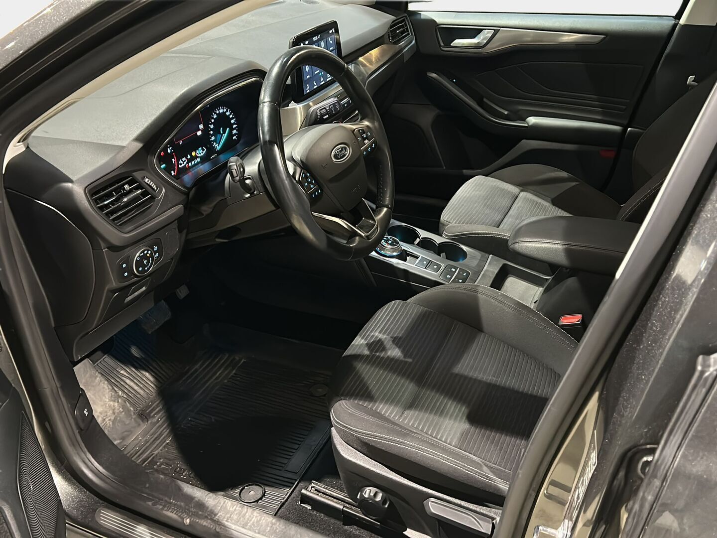 Ford Focus 2019 1,0 EcoBoost 125hv A8 Titanium Wagon * Suomiauto / Lohkolämmitin / Lämmitettävä Tuulilasi / KeylessGo / Navi / Apple&Android! - Metalliväri / Hyvin huollettu / Juuri tullut Tampereelle!