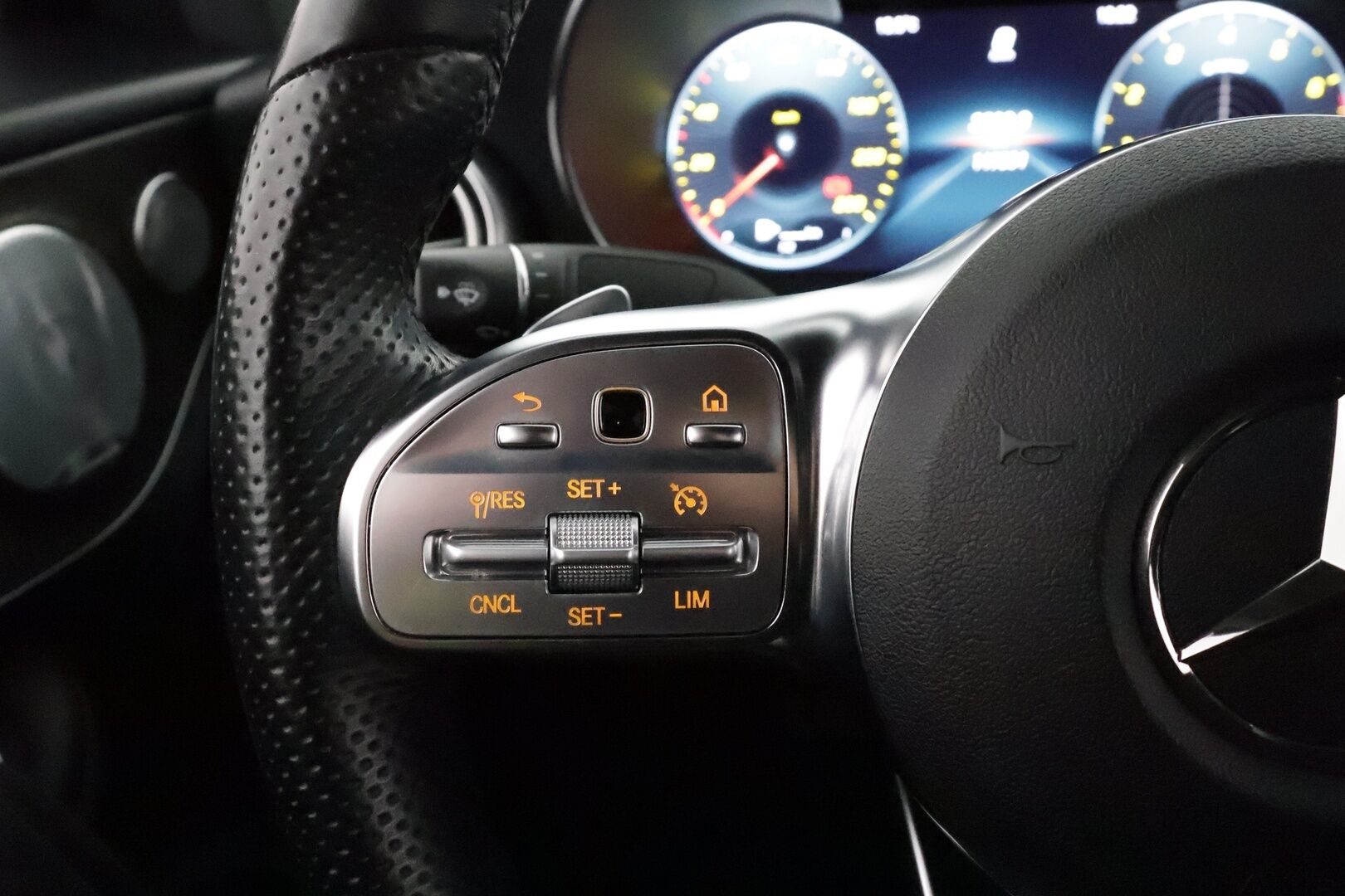 Mercedes-Benz C 2019 200 Coupé AMG **Digimittaristo / Facelift / Burmester / P.Kamera / Navi / Vakkari / Sporttipenkit** - Nahka-Alcantara / Digimittaristo - HULLUT BLACKWEEK JATKOT - KORKOTARJOUS 2,49%