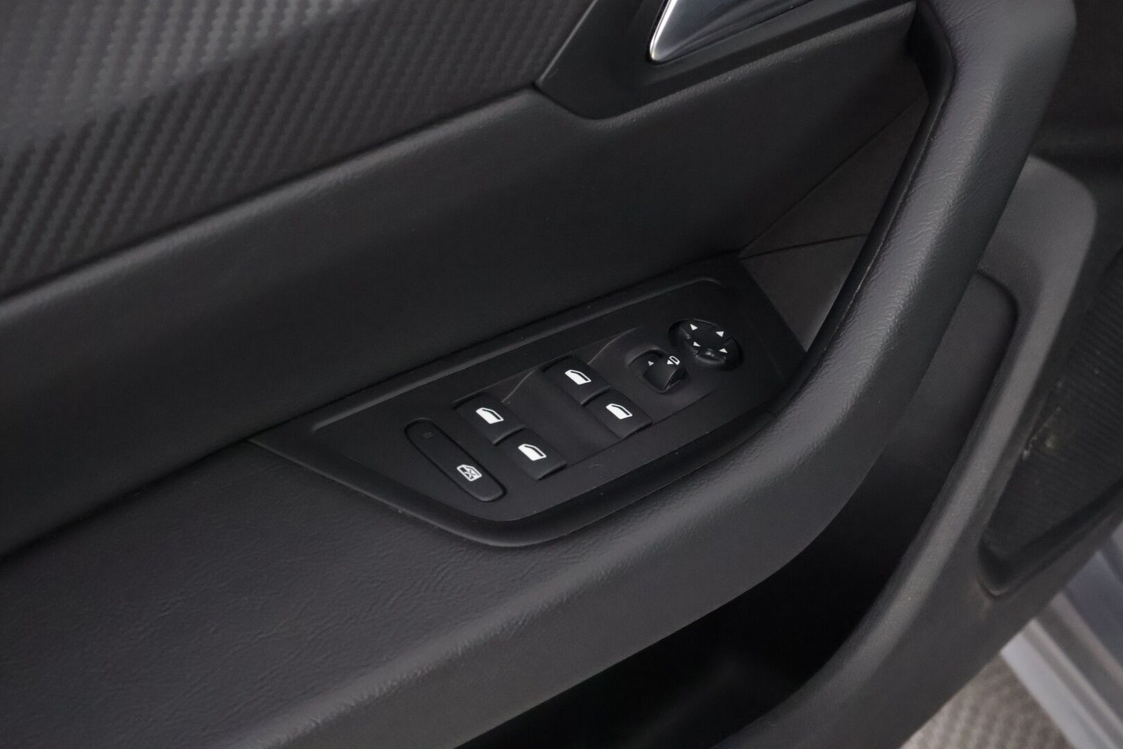 Peugeot 508 2019 Active BlueHDi 130 EAT8-automaatti * Suomiauto / Vetokoukku / Vakkari / Jakopää tehty / Huippusiisti! - Facelift / Metalliväri / Peruutustutka!