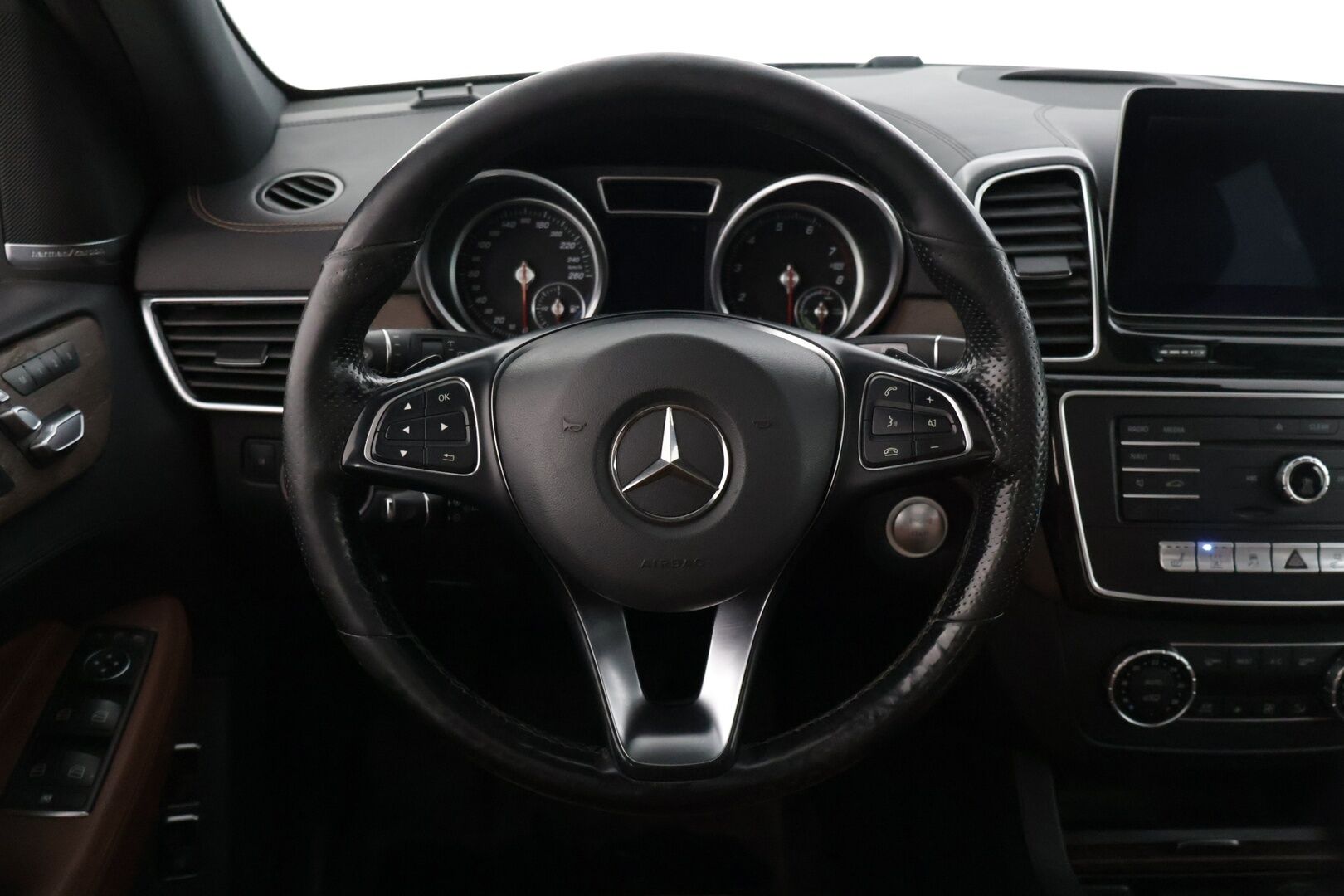 Mercedes-Benz GLE 2016 GLE 500 e 4MATIC Farmari (AC) 5ov 2996cm3 A * / 360kamera / Amg / Kattoluukku / Taittuva vetokoukku / Muistipenkit / Blis / Yms! / * Myydään huutokaupat.com:ssa! /* - Ryhdikäs 500 Gle / Hyvällä pidolla ollut & siistikuntoinen Suv! / Kahdet renkaat vanteilla yms! 