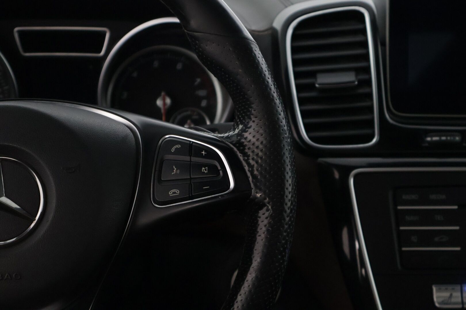 Mercedes-Benz GLE 2016 GLE 500 e 4MATIC Farmari (AC) 5ov 2996cm3 A * / 360kamera / Amg / Kattoluukku / Taittuva vetokoukku / Muistipenkit / Blis / Yms! / * Myydään huutokaupat.com:ssa! /* - Ryhdikäs 500 Gle / Hyvällä pidolla ollut & siistikuntoinen Suv! / Kahdet renkaat vanteilla yms! 