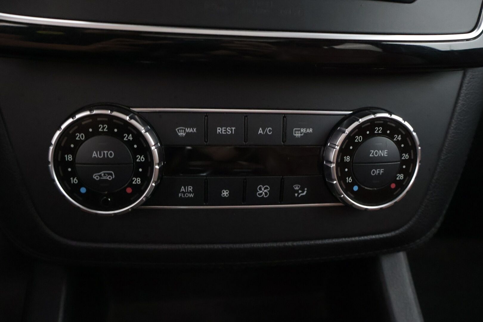 Mercedes-Benz GLE 2016 GLE 500 e 4MATIC Farmari (AC) 5ov 2996cm3 A * / 360kamera / Amg / Kattoluukku / Taittuva vetokoukku / Muistipenkit / Blis / Yms! / * Myydään huutokaupat.com:ssa! /* - Ryhdikäs 500 Gle / Hyvällä pidolla ollut & siistikuntoinen Suv! / Kahdet renkaat vanteilla yms! 