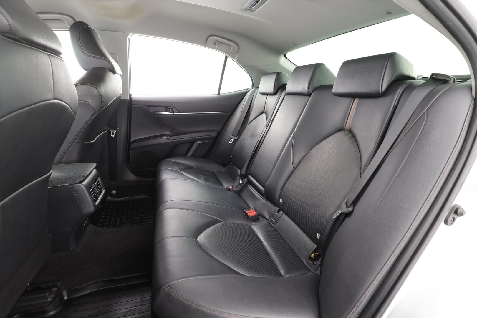 Toyota Camry 2019 2,5 Hybrid Active * ACC / Kaistavahti / Lohko+Sisä / Navi / LED / P.Kamera / Keyless / Sähköpenkit / Nahat * - Suomi-auto / Kahdet renkaat aluvanteilla / Juuri katsastettu - HULLUT AVAJAISHULINAT KORKOTARJOUS 3,29 %