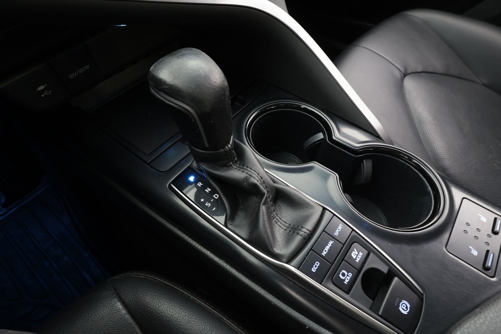 Toyota Camry 2019 2,5 Hybrid Active * ACC / Kaistavahti / Lohko+Sisä / Navi / LED / P.Kamera / Keyless / Sähköpenkit / Nahat * - Suomi-auto / Kahdet renkaat aluvanteilla / Juuri katsastettu - HULLUT AVAJAISHULINAT KORKOTARJOUS 3,29 %