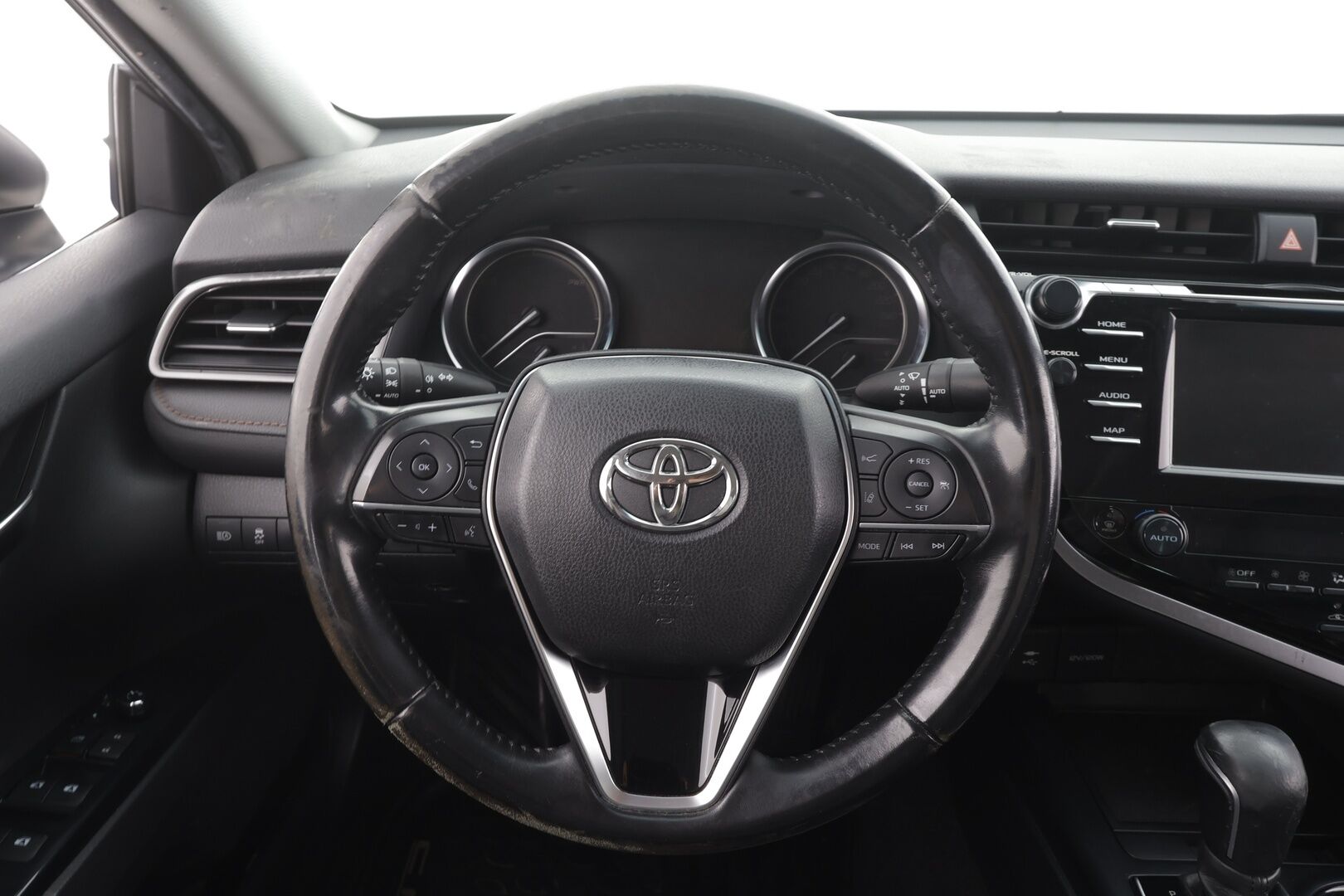 Toyota Camry 2019 2,5 Hybrid Active * ACC / Kaistavahti / Lohko+Sisä / Navi / LED / P.Kamera / Keyless / Sähköpenkit / Nahat * - Suomi-auto / Kahdet renkaat aluvanteilla / Juuri katsastettu - HULLUT AVAJAISHULINAT KORKOTARJOUS 3,29 %