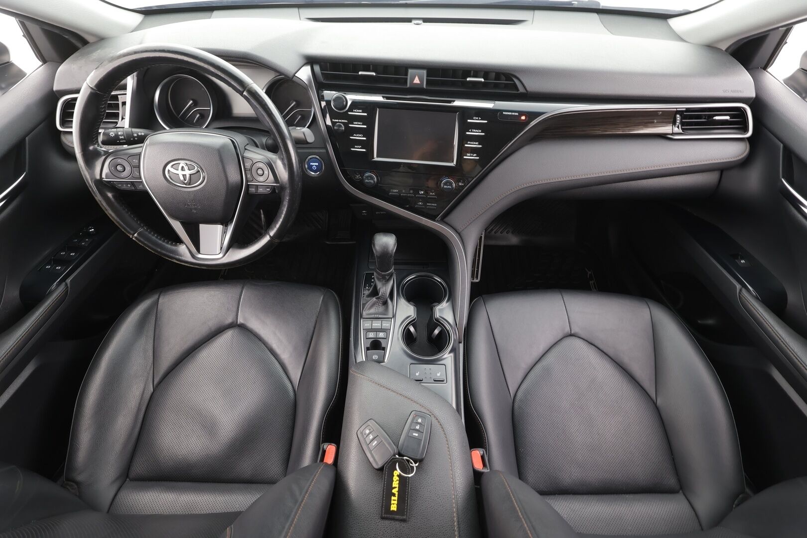 Toyota Camry 2019 2,5 Hybrid Active * ACC / Kaistavahti / Lohko+Sisä / Navi / LED / P.Kamera / Keyless / Sähköpenkit / Nahat * - Suomi-auto / Kahdet renkaat aluvanteilla / Juuri katsastettu - HULLUT AVAJAISHULINAT KORKOTARJOUS 3,29 %