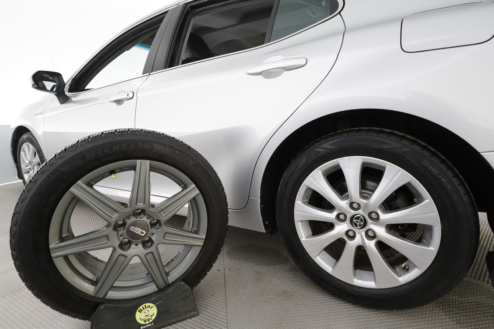 Toyota Camry 2019 2,5 Hybrid Active * ACC / Kaistavahti / Lohko+Sisä / Navi / LED / P.Kamera / Keyless / Sähköpenkit / Nahat * - Suomi-auto / Kahdet renkaat aluvanteilla / Juuri katsastettu - HULLUT AVAJAISHULINAT KORKOTARJOUS 3,29 %