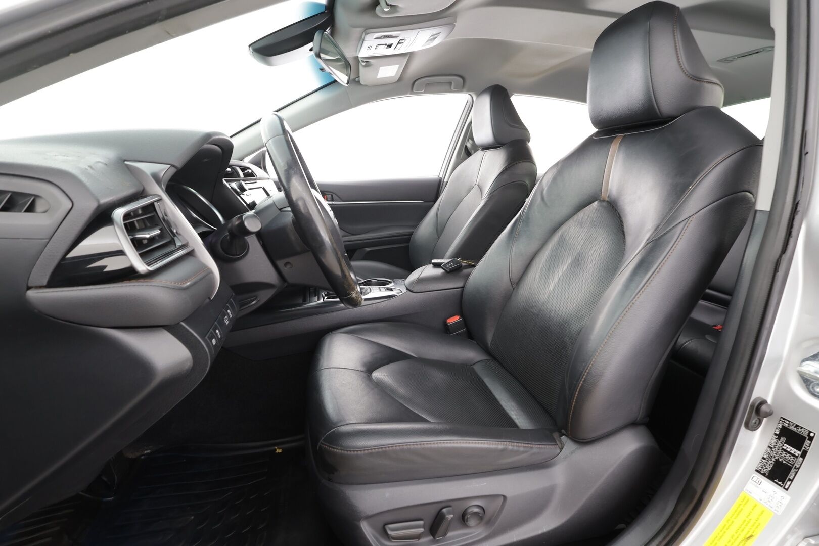 Toyota Camry 2019 2,5 Hybrid Active * ACC / Kaistavahti / Lohko+Sisä / Navi / LED / P.Kamera / Keyless / Sähköpenkit / Nahat * - Suomi-auto / Kahdet renkaat aluvanteilla / Juuri katsastettu - HULLUT AVAJAISHULINAT KORKOTARJOUS 3,29 %