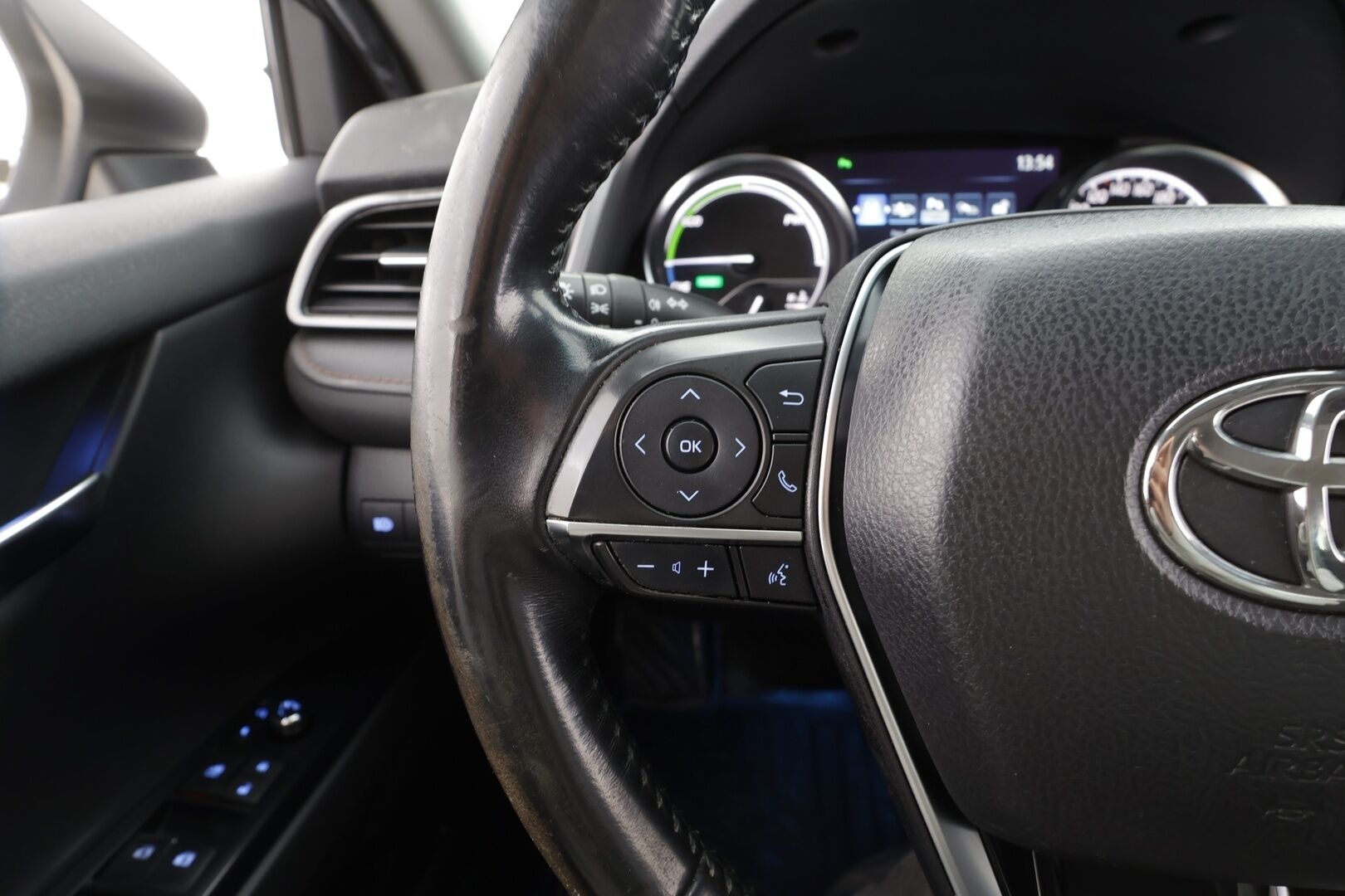 Toyota Camry 2019 2,5 Hybrid Active * ACC / Kaistavahti / Lohko+Sisä / Navi / LED / P.Kamera / Keyless / Sähköpenkit / Nahat * - Suomi-auto / Kahdet renkaat aluvanteilla / Juuri katsastettu - HULLUT AVAJAISHULINAT KORKOTARJOUS 3,29 %