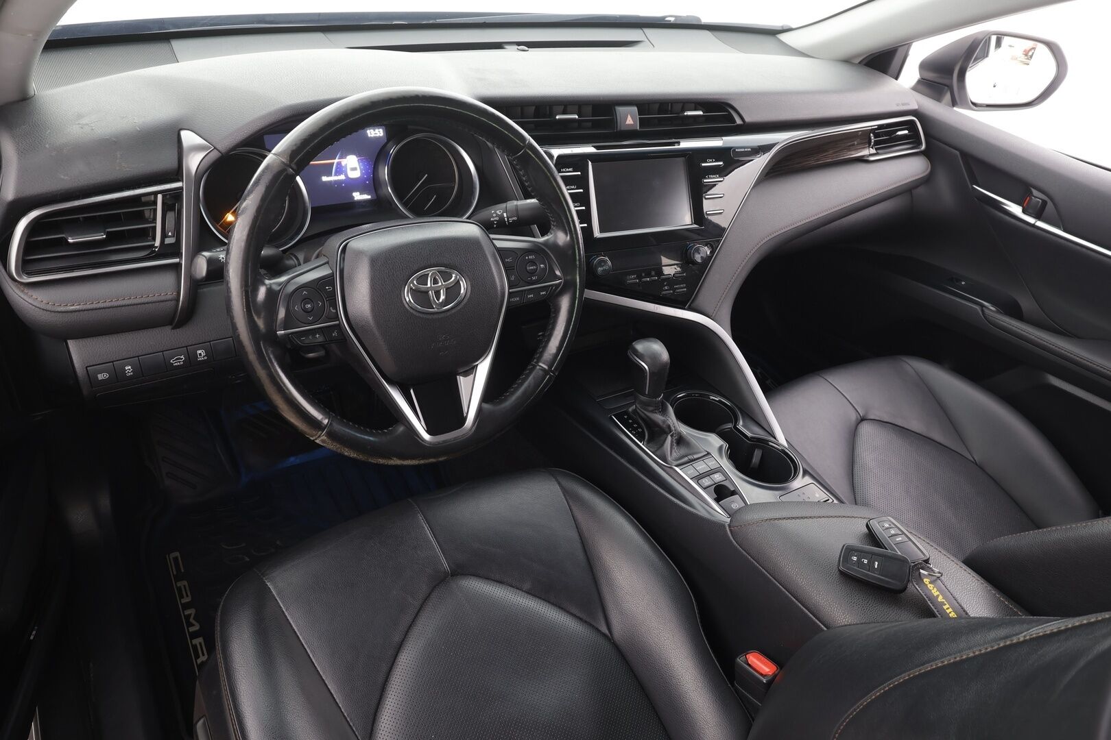 Toyota Camry 2019 2,5 Hybrid Active * ACC / Kaistavahti / Lohko+Sisä / Navi / LED / P.Kamera / Keyless / Sähköpenkit / Nahat * - Suomi-auto / Kahdet renkaat aluvanteilla / Juuri katsastettu - HULLUT AVAJAISHULINAT KORKOTARJOUS 3,29 %