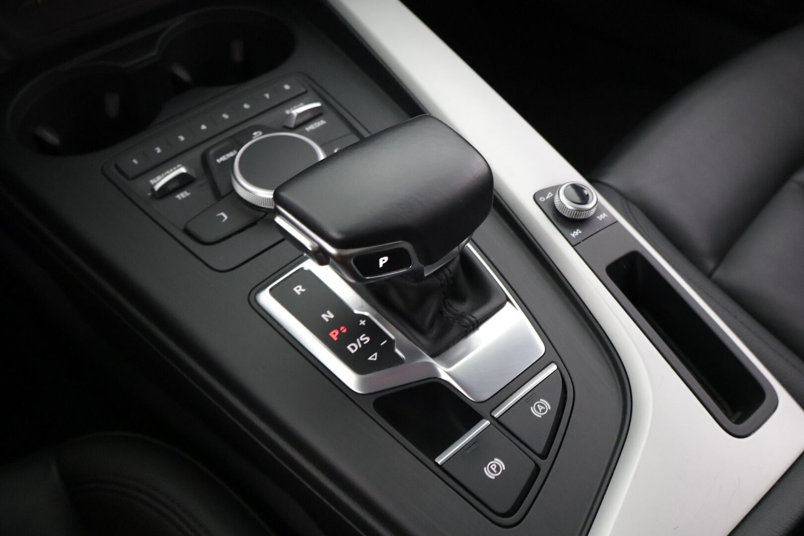 Audi A4 2019 Avant Business Comfort Edition 35 TFSI 110 kW MHEV S tronic *Webasto / Tehdaskoukku / LED / CarPlay & Android Auto / Sähkökontti* - Suomi-auto / 2x renkaat alkuperäisillä vanteilla