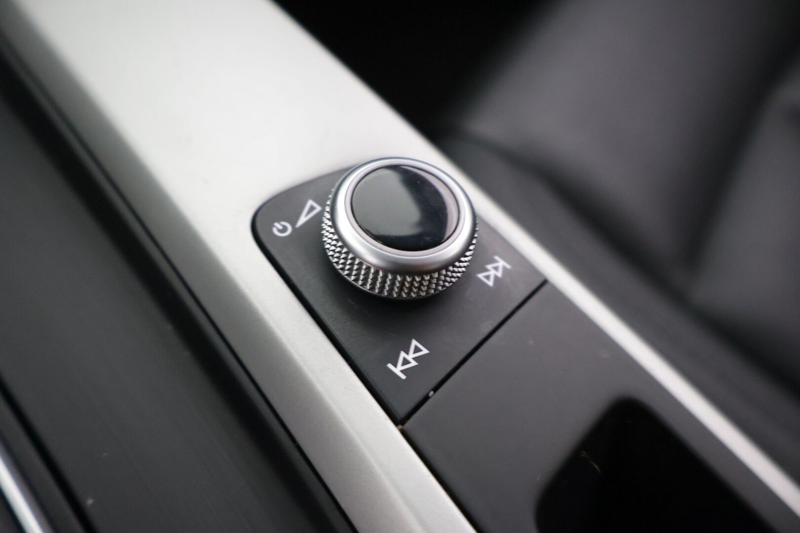 Audi A4 2019 Avant Business Comfort Edition 35 TFSI 110 kW MHEV S tronic *Webasto / Tehdaskoukku / LED / CarPlay & Android Auto / Sähkökontti* - Suomi-auto / 2x renkaat alkuperäisillä vanteilla