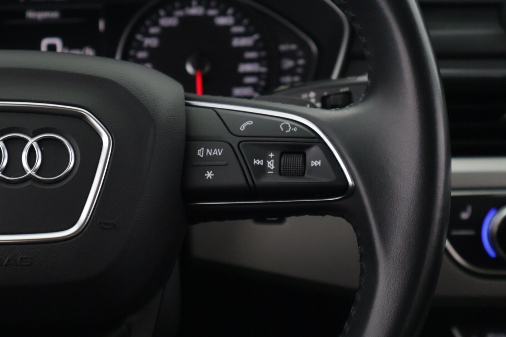 Audi A4 2019 Avant Business Comfort Edition 35 TFSI 110 kW MHEV S tronic *Webasto / Tehdaskoukku / LED / CarPlay & Android Auto / Sähkökontti* - Suomi-auto / 2x renkaat alkuperäisillä vanteilla - HULLUT JOULUT KORKOTARJOUS 2,49% 