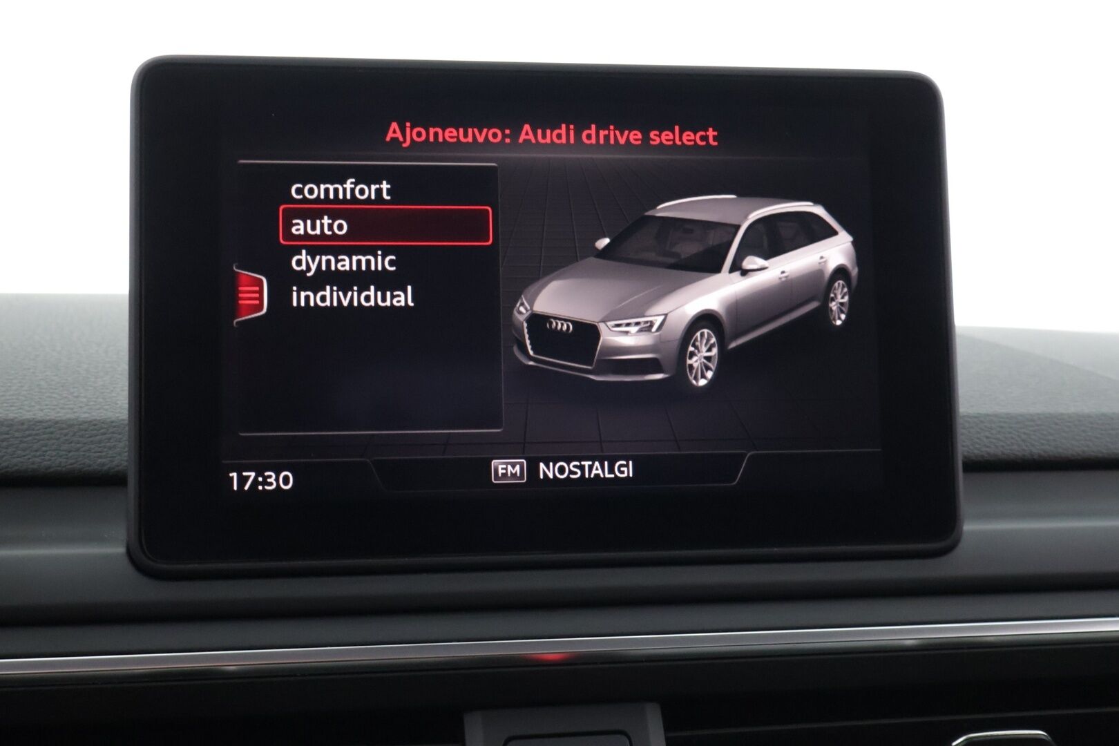 Audi A4 2019 Avant Business Comfort Edition 35 TFSI 110 kW MHEV S tronic *Webasto / Tehdaskoukku / LED / CarPlay & Android Auto / Sähkökontti* - Suomi-auto / 2x renkaat alkuperäisillä vanteilla