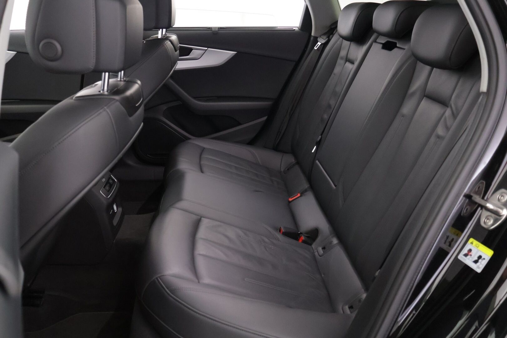Audi A4 2019 Avant Business Comfort Edition 35 TFSI 110 kW MHEV S tronic *Webasto / Tehdaskoukku / LED / CarPlay & Android Auto / Sähkökontti* - Suomi-auto / 2x renkaat alkuperäisillä vanteilla