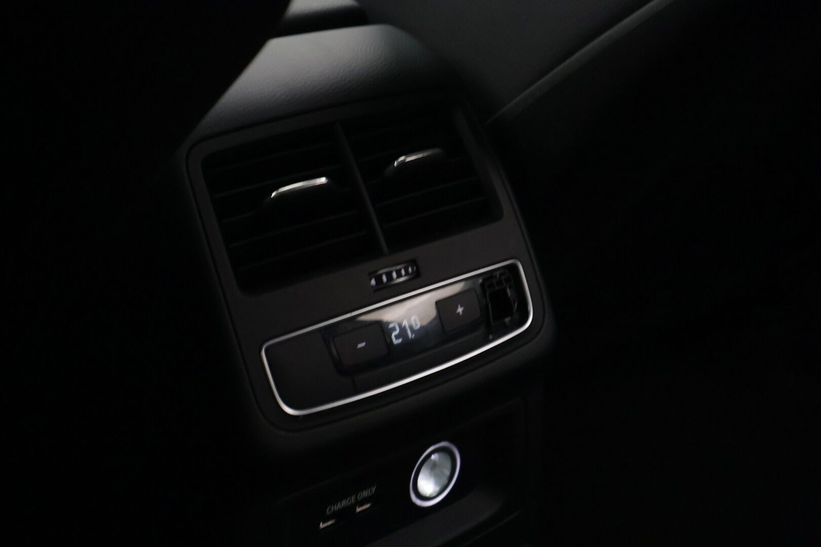 Audi A4 2019 Avant Business Comfort Edition 35 TFSI 110 kW MHEV S tronic *Webasto / Tehdaskoukku / LED / CarPlay & Android Auto / Sähkökontti* - Suomi-auto / 2x renkaat alkuperäisillä vanteilla