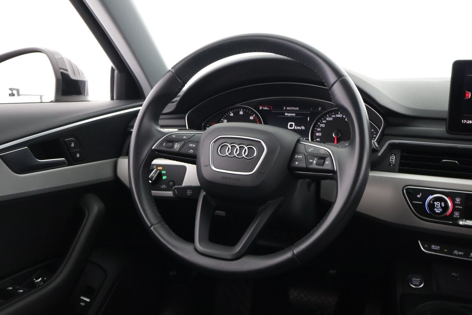 Audi A4 2019 Avant Business Comfort Edition 35 TFSI 110 kW MHEV S tronic *Webasto / Tehdaskoukku / LED / CarPlay & Android Auto / Sähkökontti* - Suomi-auto / 2x renkaat alkuperäisillä vanteilla