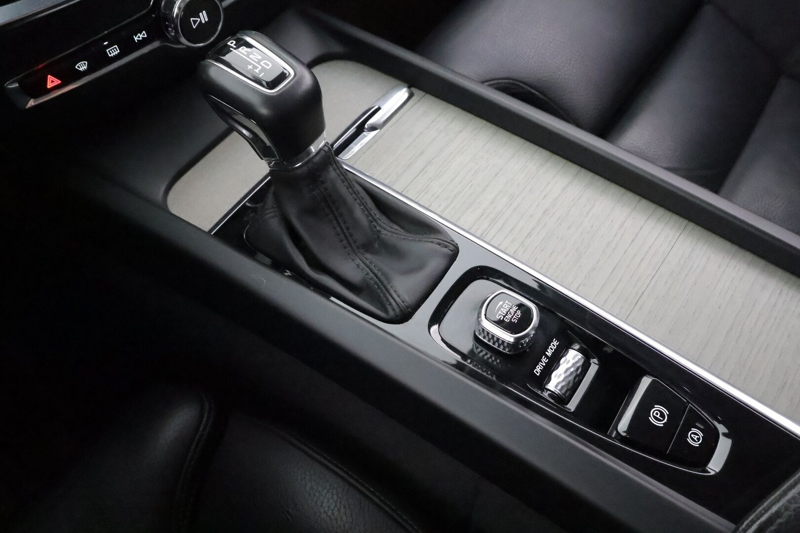 Volvo V60 2020 D4 Business Inscription aut * ACC / Webasto / Koukku / Muistipenkki / Navi / LED / Keyless / Sähköluukku / Nahat * - Suomi-auto / Kahdet renkaat aluvanteilla / Merkkihuollettu - HULLUT AVAJAISHULINAT KORKOTARJOUS 3,29 %