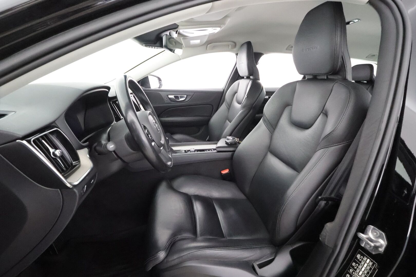 Volvo V60 2020 D4 Business Inscription aut * ACC / Webasto / Koukku / Muistipenkki / Navi / LED / Keyless / Sähköluukku / Nahat * - Suomi-auto / Kahdet renkaat aluvanteilla / Merkkihuollettu - HULLUT AVAJAISHULINAT KORKOTARJOUS 3,29 %