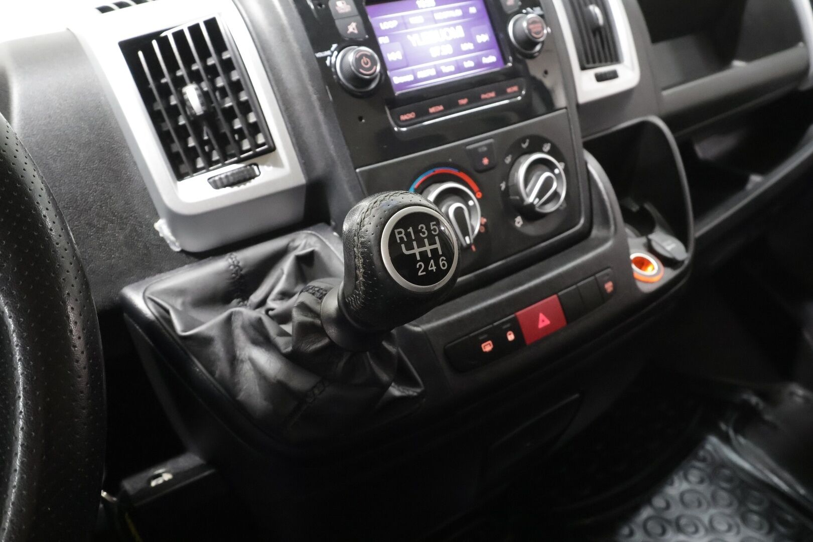 Citroen Jumper 2020 BlueHDi 140 35 L3H2 * Webasto / Vakkari / ALV / LED-lisävalo / Koukku / 2xRenkaat / Bluetooth * - Suomi-auto