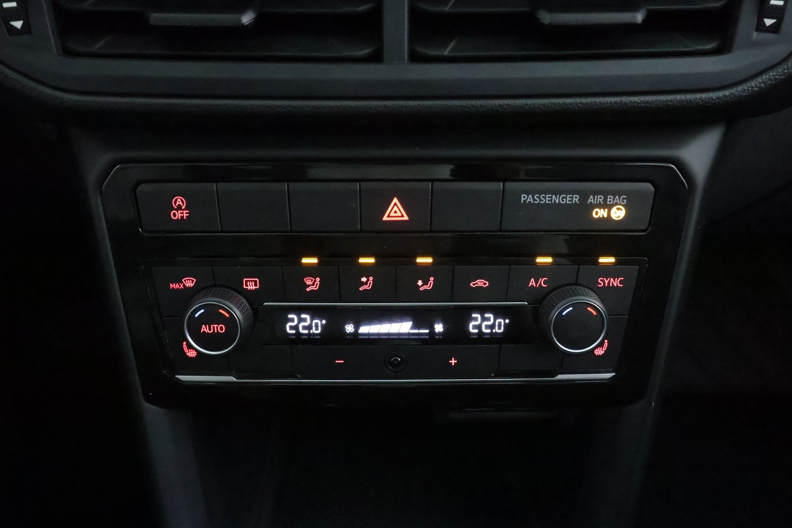 Volkswagen T-Cross 2020 Style 1,0 TSI 85 kW (115 hv) DSG * ACC / LED / Apple & Android / 1.Om Suomi-auto * - Kahdet renkaat