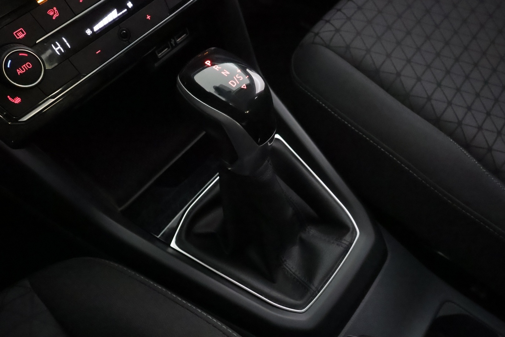 Volkswagen T-Cross 2020 Style 1,0 TSI 85 kW (115 hv) DSG * ACC / LED / Apple & Android / 1.Om Suomi-auto * - Kahdet renkaat