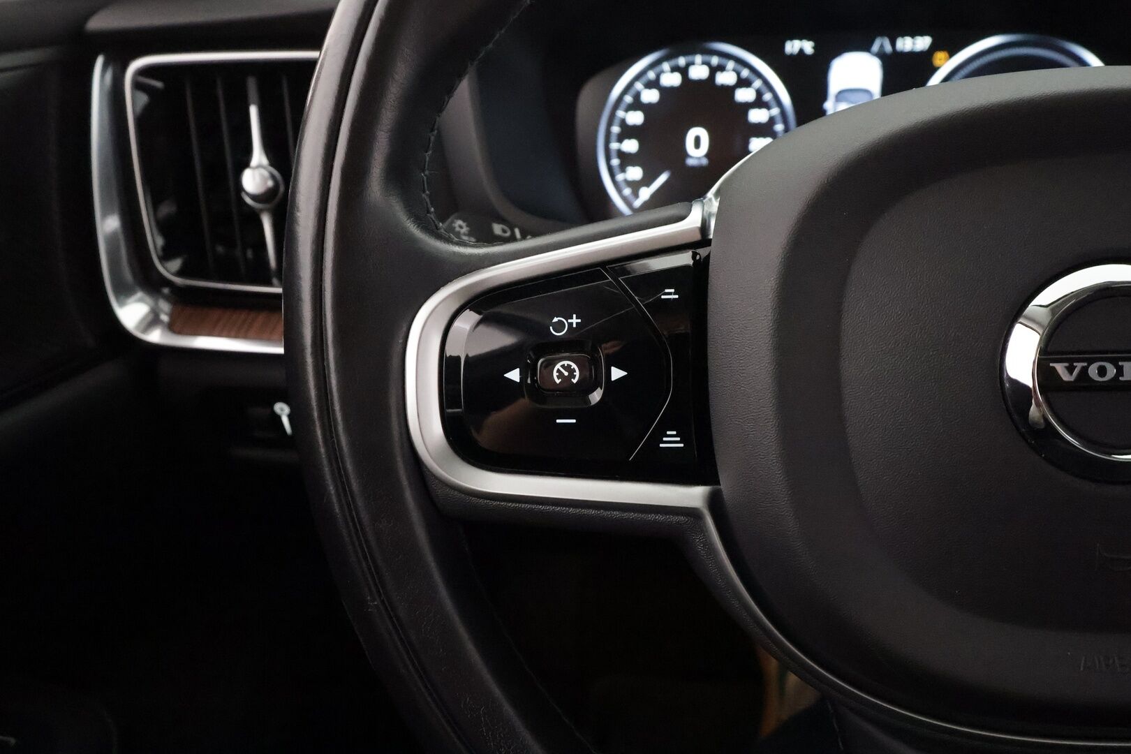 Volvo S60 2020 T8 TwE AWD Business Inscription aut - | ACC | Koukku | Webasto | H/K | 360-Kamera | Muistipenkki | Sporttinahat | Ratinlämmitys | Keyless | Apple&Android | Suomi-auto | Kahdet Renkaat | Merkkihuollettu |