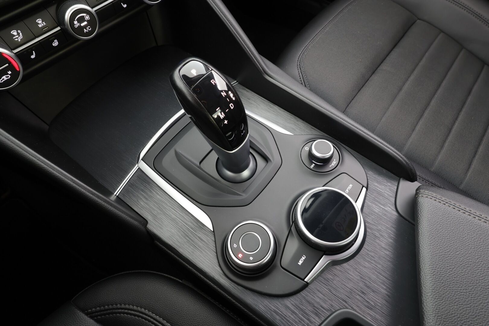 Alfa Romeo Giulia 2020 2,0 Bensiini 200hp AT8 Super 001 - Suomi-auto | P.tutkat | Lohko+Sisä | Puolinahat | Muistipenkki | Keyless | Vakkari | Kaistavahti | 2x renkaat | Merkkihuollettu