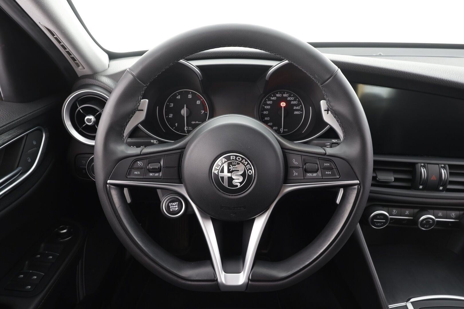Alfa Romeo Giulia 2020 2,0 Bensiini 200hp AT8 Super 001 - Suomi-auto | P.tutkat | Lohko+Sisä | Puolinahat | Muistipenkki | Keyless | Vakkari | Kaistavahti | 2x renkaat | Merkkihuollettu