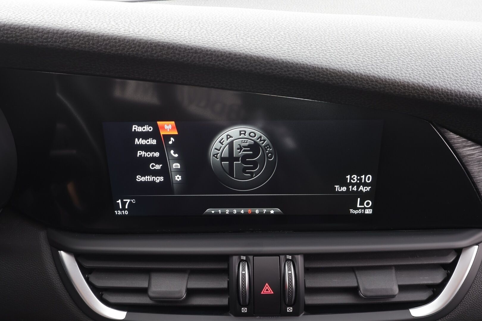 Alfa Romeo Giulia 2020 2,0 Bensiini 200hp AT8 Super 001 - Suomi-auto | P.tutkat | Lohko+Sisä | Puolinahat | Muistipenkki | Keyless | Vakkari | Kaistavahti | 2x renkaat | Merkkihuollettu