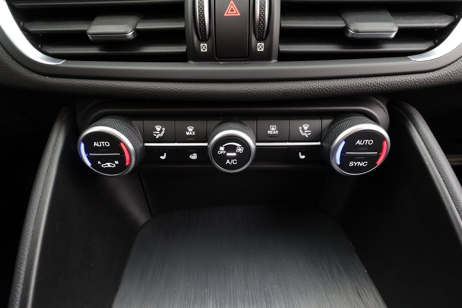 Alfa Romeo Giulia 2020 2,0 Bensiini 200hp AT8 Super 001 - Suomi-auto | P.tutkat | Lohko+Sisä | Puolinahat | Muistipenkki | Keyless | Vakkari | Kaistavahti | 2x renkaat | Merkkihuollettu
