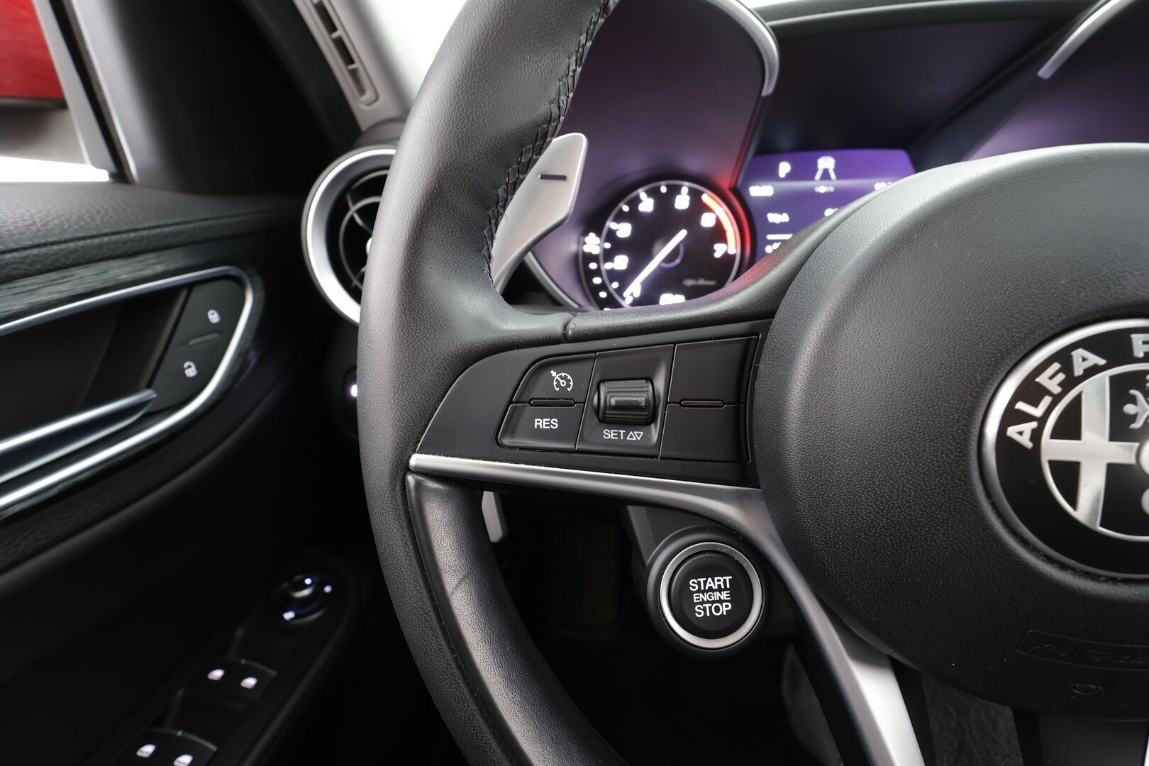 Alfa Romeo Giulia 2020 2,0 Bensiini 200hp AT8 Super 001 - Suomi-auto | P.tutkat | Lohko+Sisä | Puolinahat | Muistipenkki | Keyless | Vakkari | Kaistavahti | 2x renkaat | Merkkihuollettu