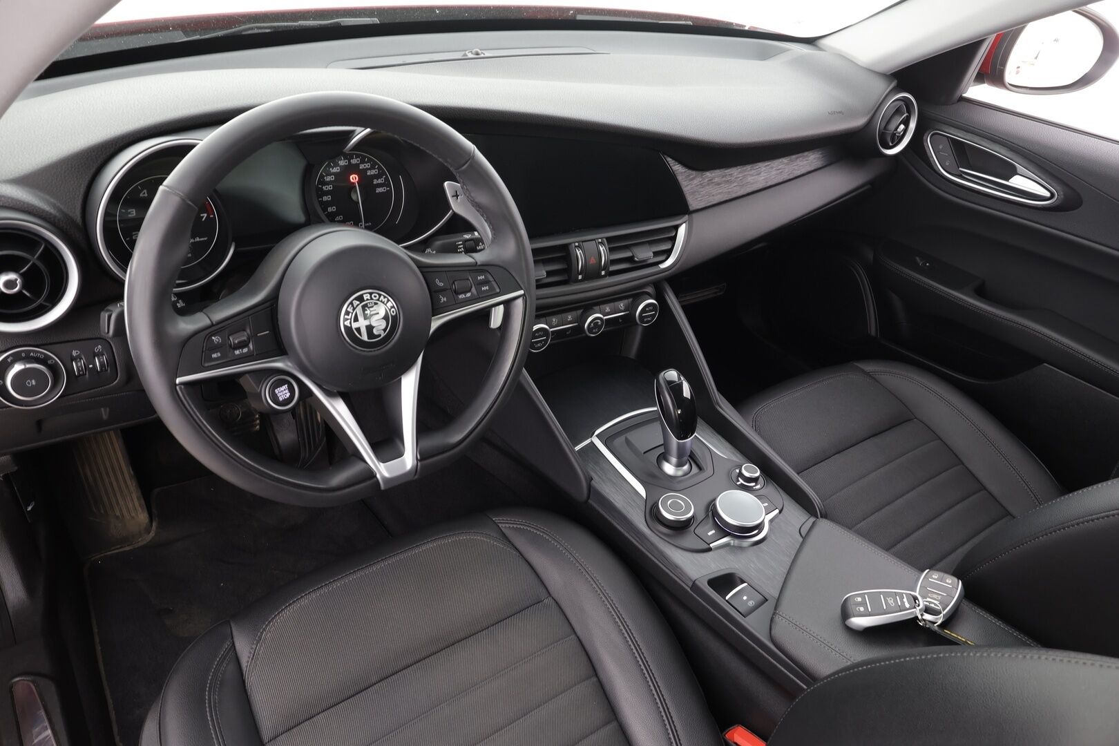 Alfa Romeo Giulia 2020 2,0 Bensiini 200hp AT8 Super 001 - Suomi-auto | P.tutkat | Lohko+Sisä | Puolinahat | Muistipenkki | Keyless | Vakkari | Kaistavahti | 2x renkaat | Merkkihuollettu