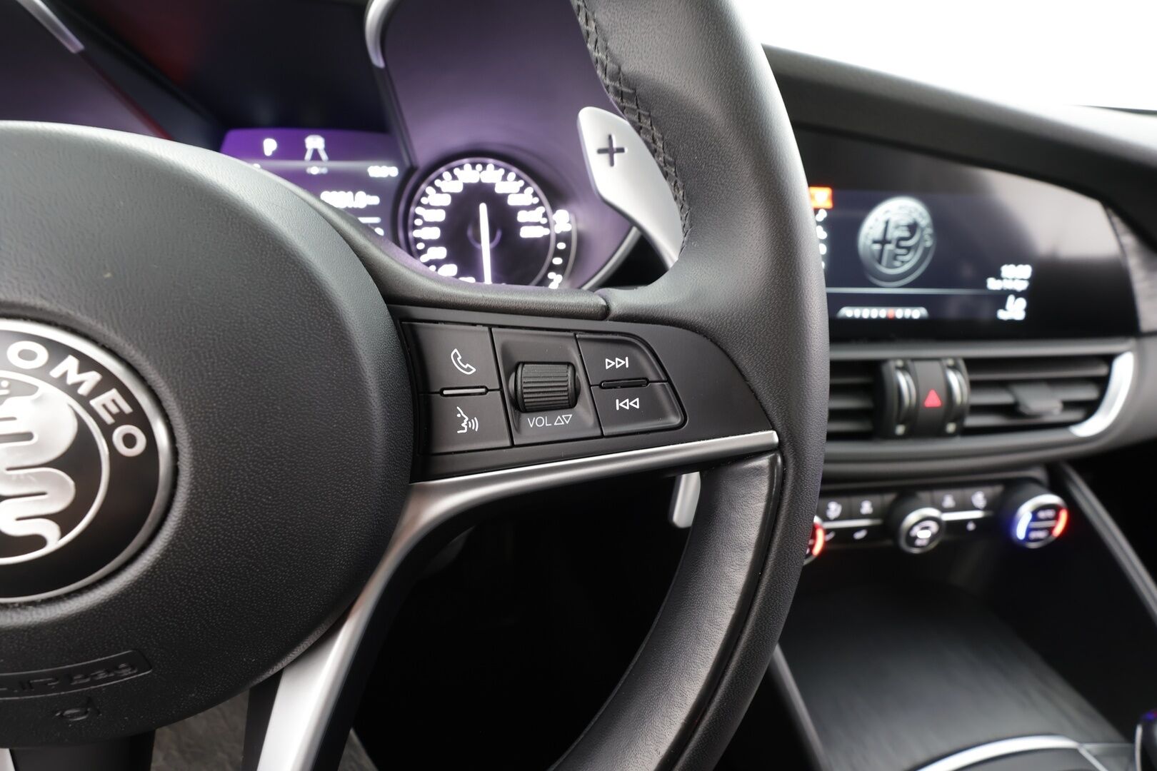 Alfa Romeo Giulia 2020 2,0 Bensiini 200hp AT8 Super 001 - Suomi-auto | P.tutkat | Lohko+Sisä | Puolinahat | Muistipenkki | Keyless | Vakkari | Kaistavahti | 2x renkaat | Merkkihuollettu